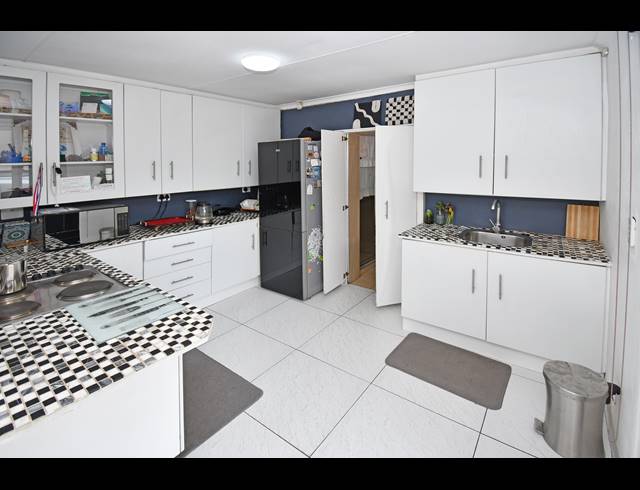 4 BEDROOM HOUSE FOR SALE IN MAYFAIR WEST